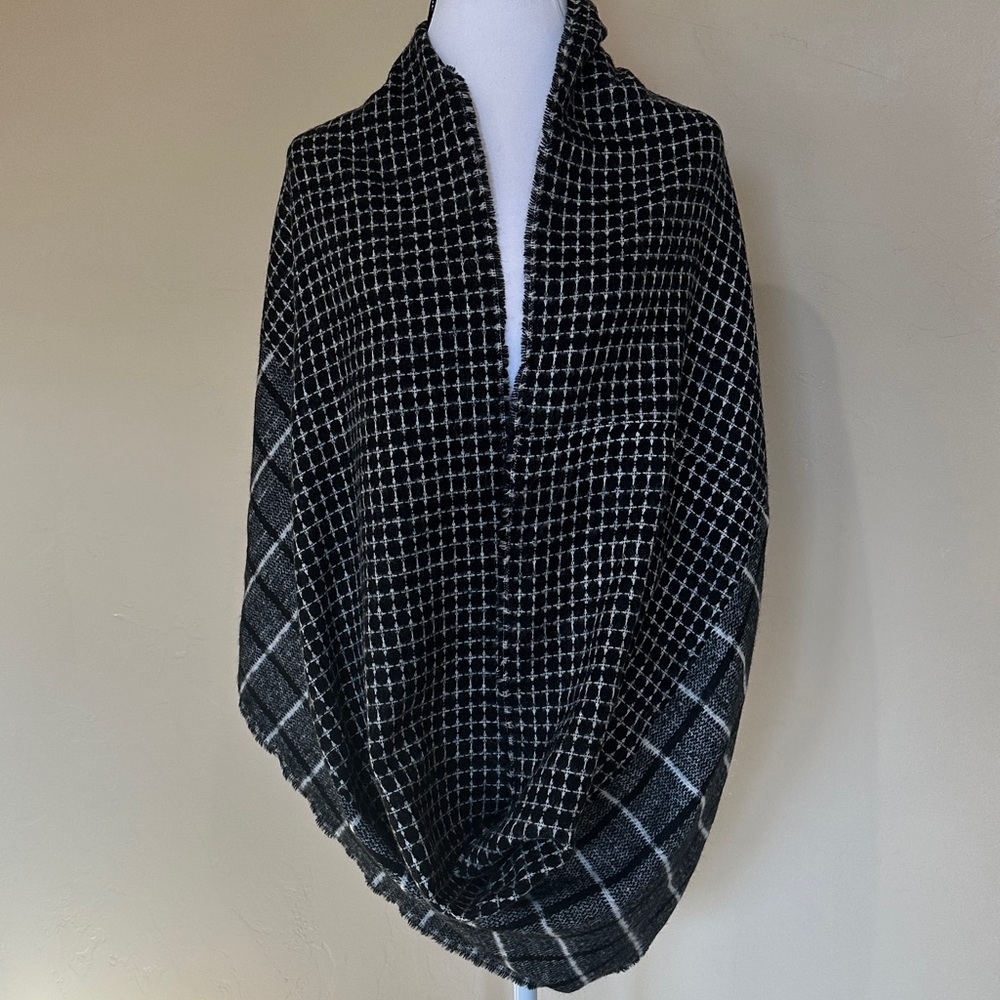 NWT Maurices Infinity Scarf Black and White Patterned sweater knit multi-way - Picture 9 of 15